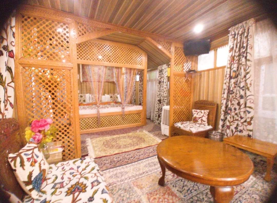 Houseboat 7