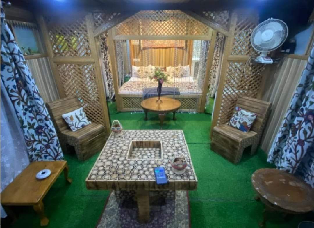 Houseboat 9